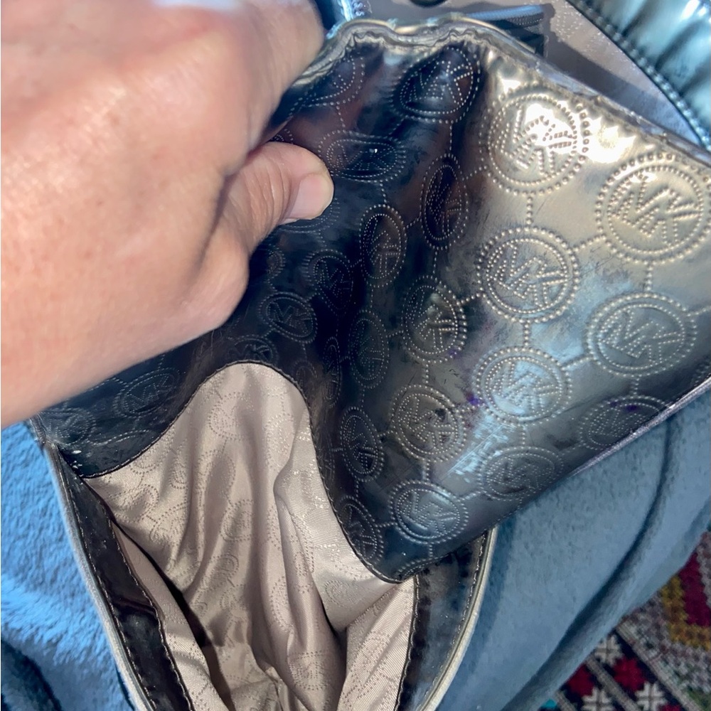 Michael Michael Kors Monogrammed Shiny Gold Medium-sized Shoulder Bag - Picture 8 of 11